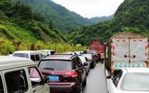 高速在堵车的情况下大车可以占用第一车道吗 高速堵车第一辆车在干啥